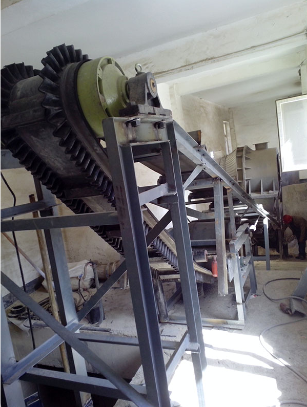 大傾角皮帶輸送機(jī)